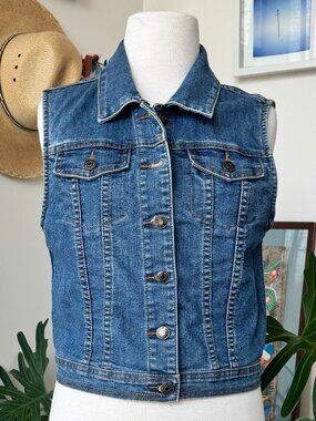ChiQle Denim Vest Front Button Marked L fit more like a Small
